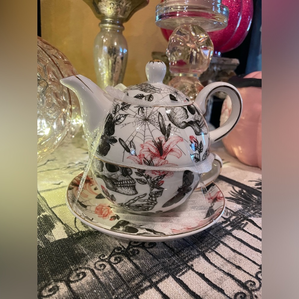 PARK CHATEAU NWOT Tea For 1 Skull Roses Mushrooms Insects Teapot/Teacup Duo